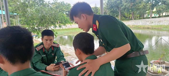  Cán bộ, chỉ huy  các đơn vị thuộc Sư đoàn 2 (Quân khu 5) luôn sâu sát, gần gũi, giúp bộ đội biết khai thác, sử dụng hiệu quả không gian mạng. 