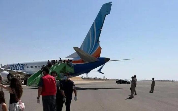 Hành khách rời khỏi máy bay gặp sự cố của hãng FlyDubai sau khi máy bay hạ cánh an toàn xuống Sân bay Tabuk ở Saudi Arabia ngày 30-9. Ảnh: The Times of Israel