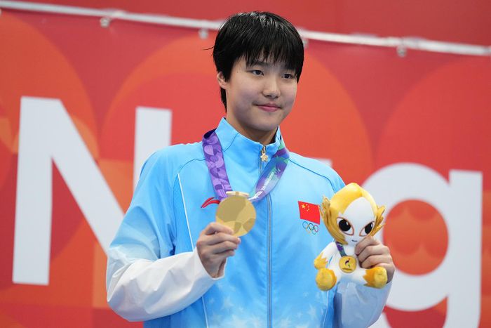  Yu Zidi nhận huy chương vàng nội dung 200m nữ bơi bướm ASIAD 20. Ảnh: AP