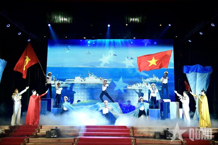 Phần thi tuyên truyền viên trẻ của đội thi Quân chủng Hải quân sau khai mạc để lại ấn tượng sâu sắc với khán giả.