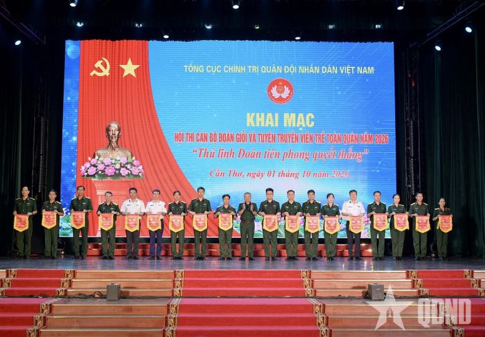 Thuợng tướng Lê Quang Minh trao cờ lưu niệm tặng đại diện các đội thi.