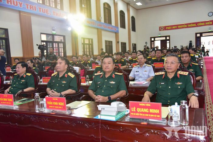 Thượng tướng Lê Quang Minh cùng các đại biểu dự khai mạc.