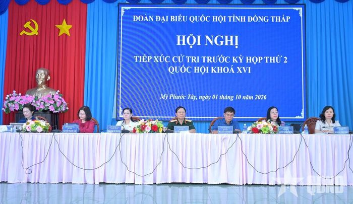 Đại tướng Nguyễn Tân Cương và đoàn đại biểu Quốc hội tỉnh Đồng Tháp.  