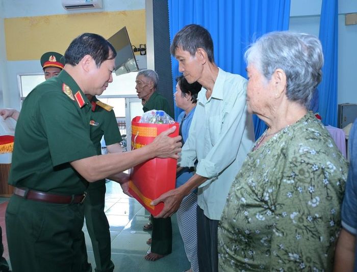 Đại tướng Nguyễn Tân Cương tặng quà gia đình chính sách tỉnh Đồng Tháp. 