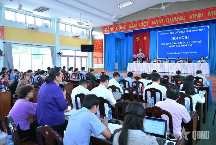 Quang cảnh hội nghị tiếp xúc cử tri.  