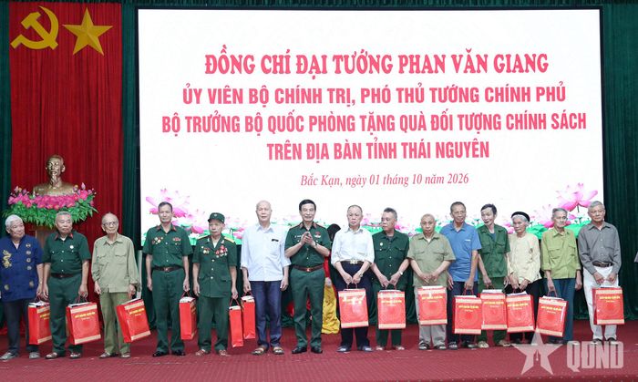 Đại tướng Phan Văn Giang trao quà tặng các đối tượng chính sách trên địa bàn tỉnh Thái Nguyên. 