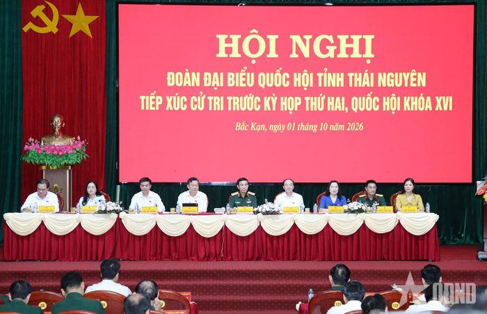 Đại tướng Phan Văn Giang cùng các đồng chí thuộc Đoàn đại biểu Quốc hội tỉnh Thái Nguyên tại hội nghị tiếp xúc cử tri. 