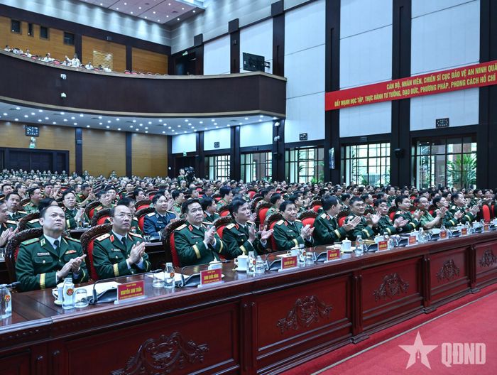  Các đại biểu dự buổi lễ.