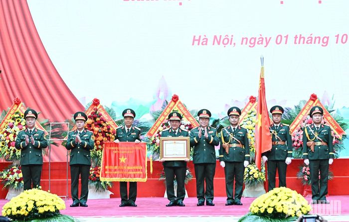  Đại tướng Nguyễn Trọng Nghĩa trao danh hiệu Anh hùng LLVT nhân dân của Chủ tịch nước tặng Cục Bảo vệ an ninh Quân đội. 