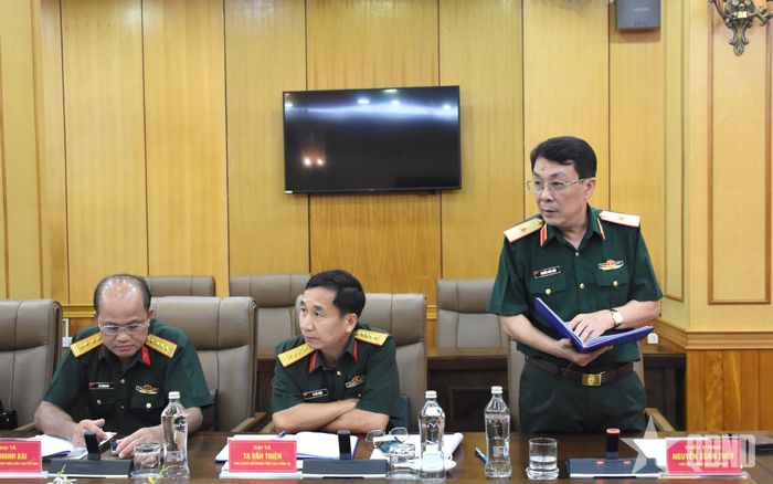 Thiếu tướng Nguyễn Xuân Thủy, Phó cục trưởng Cục Tuyên huấn phát biểu tại hội nghị.