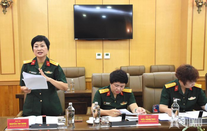 Đại tá Nguyễn Thu Dung, Giám đốc Điện ảnh Quân đội nhân dân phát biểu tại hội nghị.