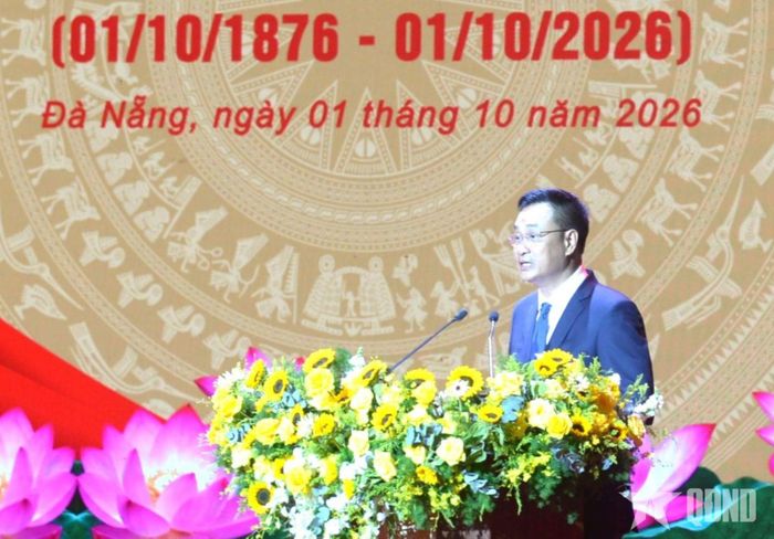  Đồng chí Lê Ngọc Quang, Ủy viên Trung ương Đảng, Bí thư Thành ủy Đà Nẵng trình bày diễn văn kỷ niệm.  