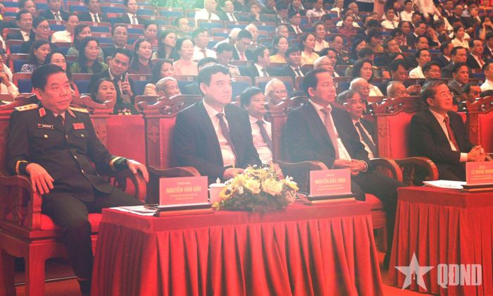  Thượng tướng Nguyễn Văn Gấu, Ủy viên Trung ương Đảng, Thứ trưởng Bộ Quốc phòng cùng các đại biểu dự lễ kỷ niệm.  