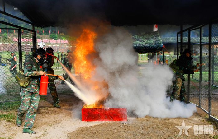 Vận động viên sử dụng thiết bị chữa cháy tại Hội thao Phòng thủ dân sự toàn quân năm 2026. Ảnh minh họa: TUẤN HUY