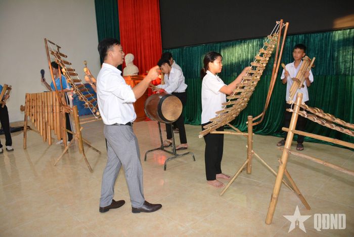 Thầy cô giáo luôn gần gũi, quan tâm, dạy bảo để các em không ngừng tiến bộ.