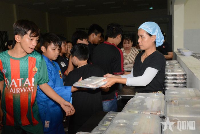 Mỗi bữa cơm của học trò vùng biên Đắk Lắk đều được quan tâm, chuẩn bị chu đáo.