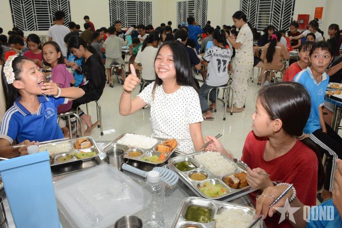 Niềm vui của một em học sinh khi được thưởng thức những món ăn ngon, đủ chất.