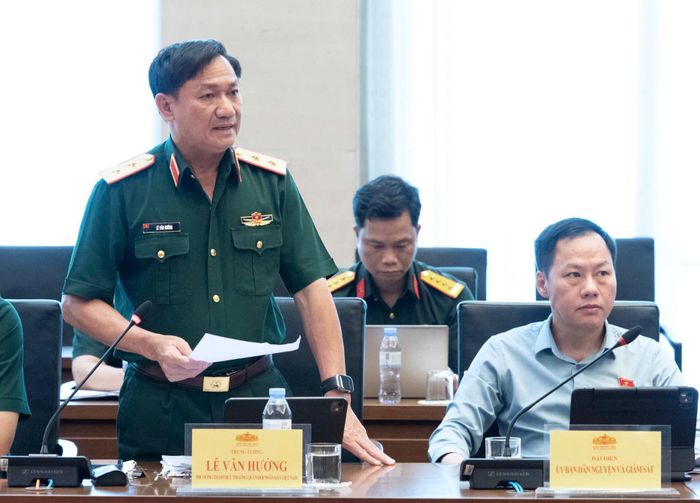 Trung tướng Lê Văn Hướng, Phó tổng Tham mưu trưởng phát biểu tại phiên họp. Ảnh: quochoi.vn