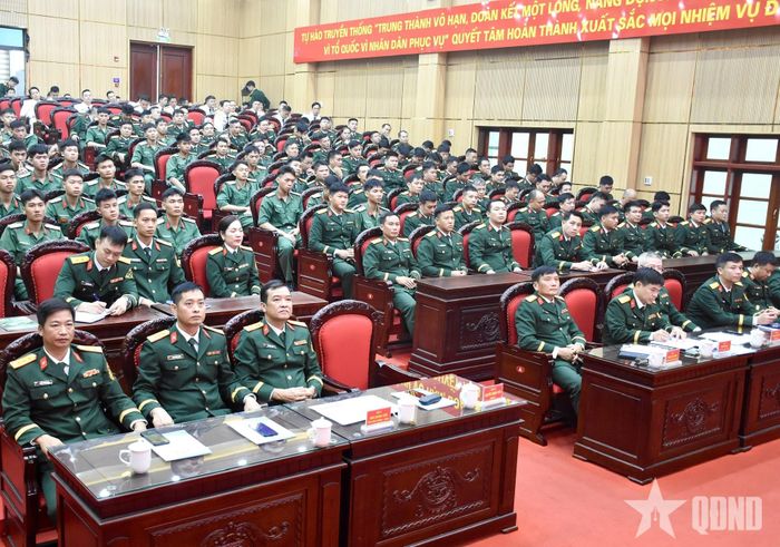 Các đại biểu dự buổi lễ.