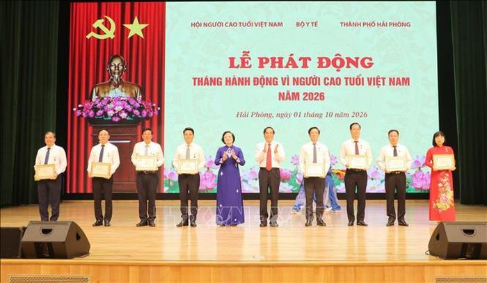  Các cá nhân tiêu biểu nhận Kỷ niệm chương vì sự nghiệp bảo vệ, chăm sóc và phát huy vai trò người cao tuổi Việt Nam. 