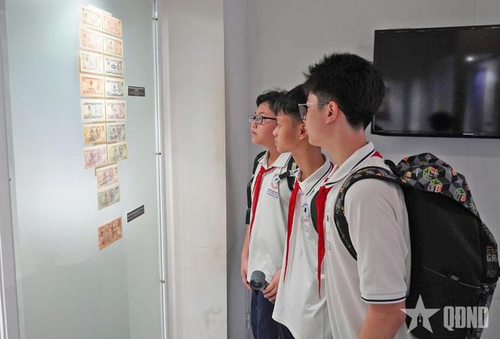 Học sinh tham quan trưng bày hiện vật tại Bảo tàng TP Hồ Chí Minh. 