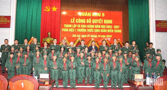 Các cháu học sinh Phân hiệu 1, Trường Thiếu sinh quân miền Trung chụp ảnh lưu niệm với các đại biểu và Ban giám hiệu Nhà trường.