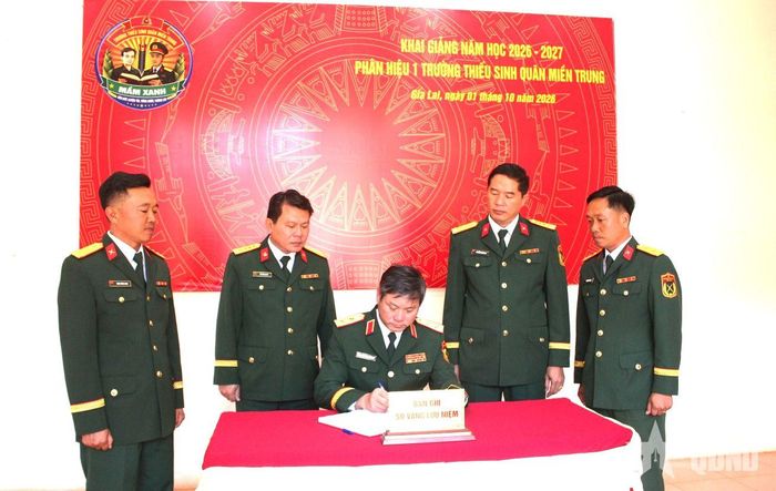  Đồng chí Tư lệnh Quân khu 5 ghi Sổ truyền thống tại Phân hiệu 1, Trường Thiếu sinh quân miền Trung.  