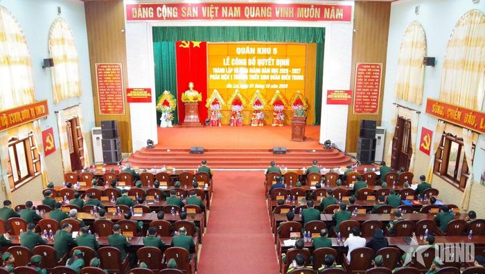 Toàn cảnh buổi lễ công bố quyết định. 