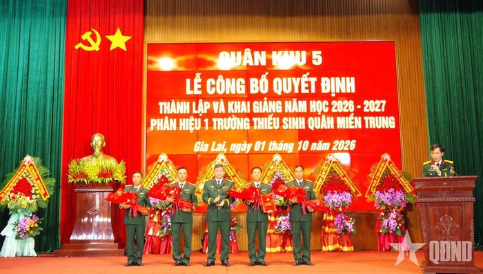  Tư lệnh Quân khu 5 trao quyết định thành lập Đảng bộ Phân hiệu 1, Trường Thiếu sinh quân miền Trung.  