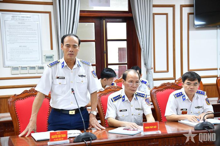 Đại tá Nguyễn Văn Tranh - Phó tư lệnh Pháp luật Bộ tư lệnh Vùng Cảnh sát biển 4 phát biểu tại hội nghị.