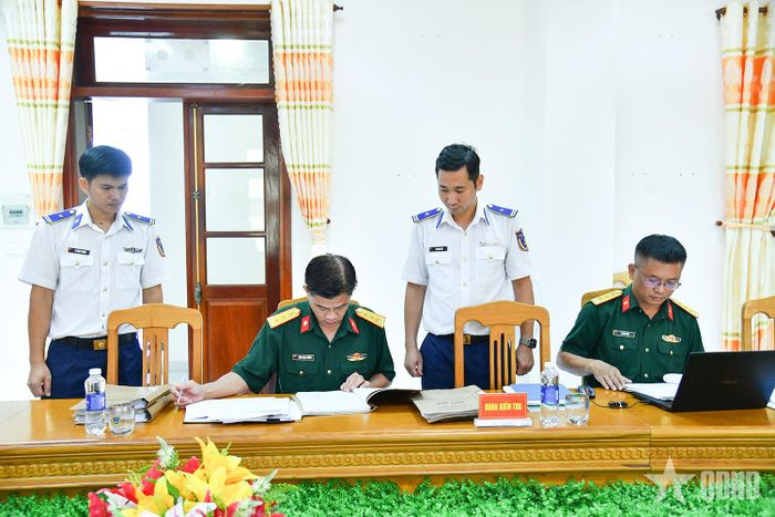 Đoàn công tác kiểm tra hồ sơ, tài liệu, sổ sách liên quan tại Bộ tư lệnh Vùng Cảnh sát biển 4.  