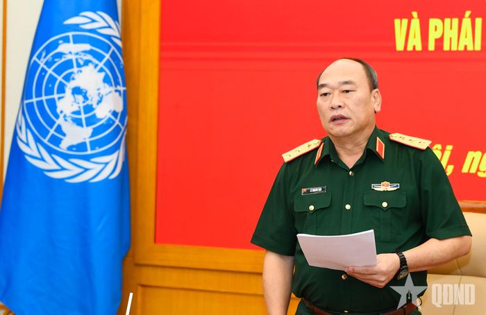Thượng tướng Lê Quang Đạo phát biểu giao nhiệm vụ cho các sĩ quan. 
