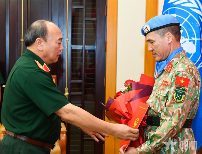 Thượng tướng Lê Quang Đạo trao Quyết định của Chủ tịch nước cho Thượng tá Hoàng Trung Kiên thực hiện nhiệm vụ tại trụ sở LHQ. 