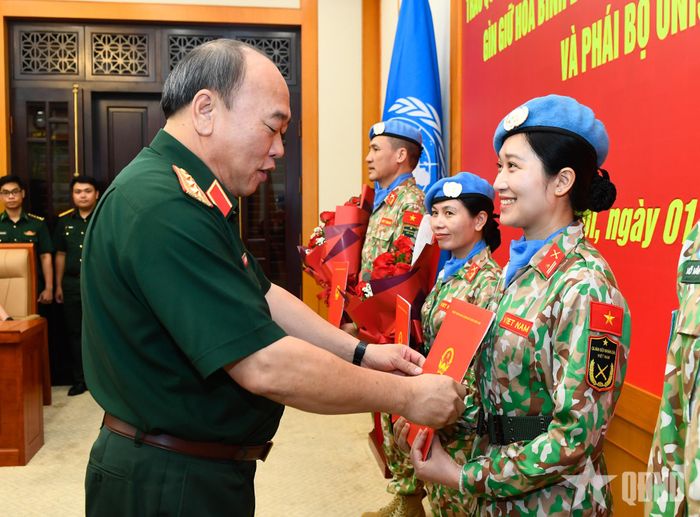 Thượng tướng Lê Quang Đạo trao Quyết định của Chủ tịch nước cho Thiếu tá Đỗ Huyền Trang thực hiện nhiệm vụ tại trụ sở LHQ.  