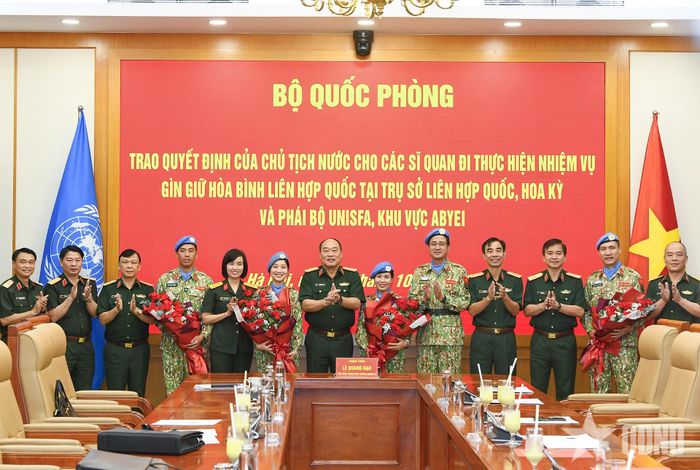  Thượng tướng Lê Quang Đạo và các đại biểu chụp ảnh lưu niệm cùng 4 sĩ quan. 