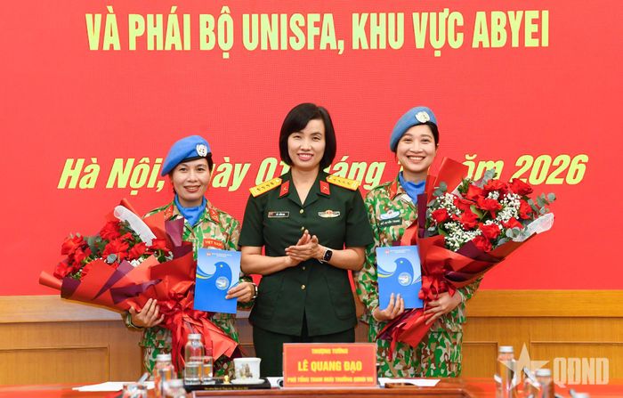  Đại tá Đỗ Thị Hằng Nga, Phó trưởng Ban Phụ nữ Quân đội (Tổng cục Chính trị) trao quà động viên hai nữ sĩ quan triển khai đợt này. 
