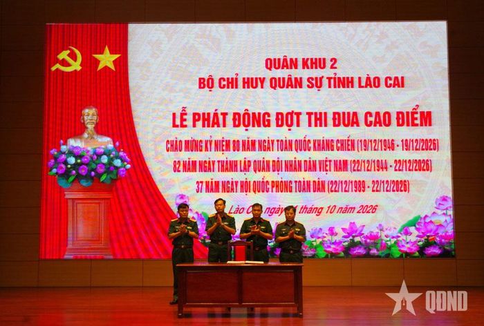  Đại diện các cơ quan, đơn vị ký kết giao ước thi đua.  