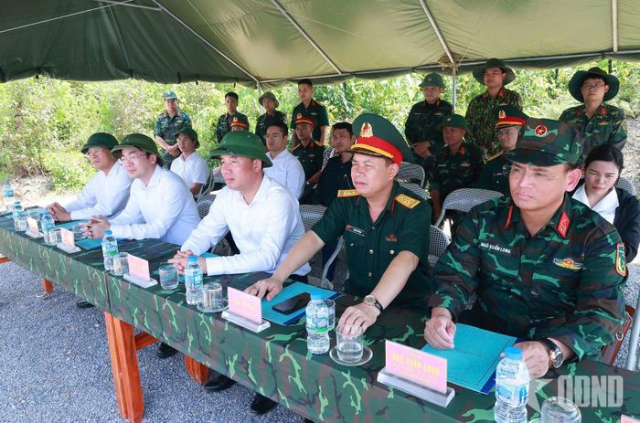  Đoàn công tác nghe báo cáo công tác chuẩn bị diễn tập khu vực phòng thủ năm 2026.  