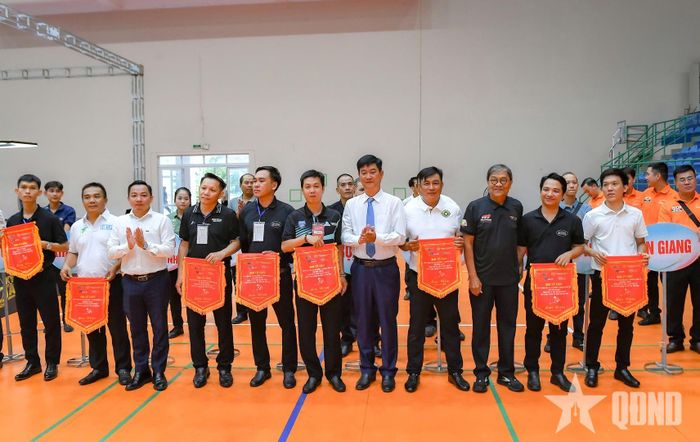 Ban tổ chức trao cờ lưu niệm tặng các đội tham gia.
