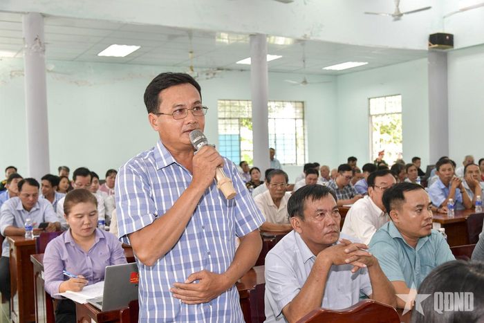 Cử tri bày tỏ ý kiến với đoàn đại biểu Quốc hội. 