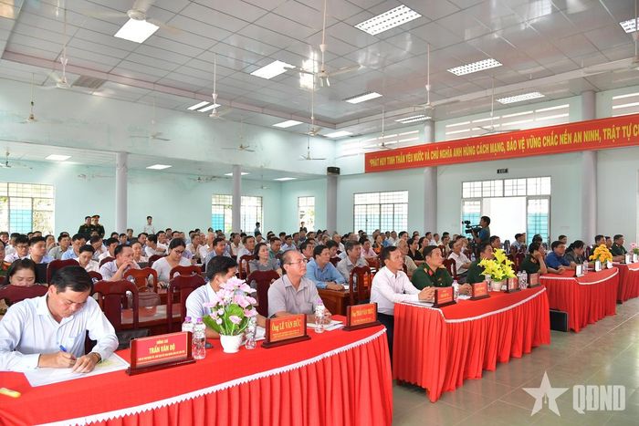 Quang cảnh hội nghị tiếp xúc cử tri.  