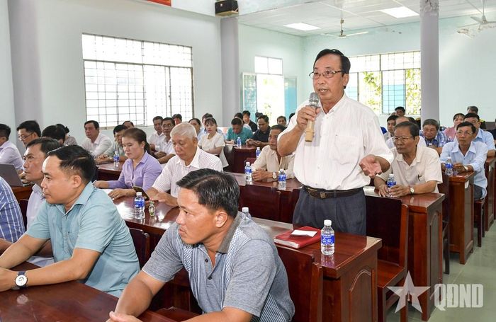 Cử tri xã Tân Phú nêu kiến nghị với đoàn đại biểu Quốc hội.  