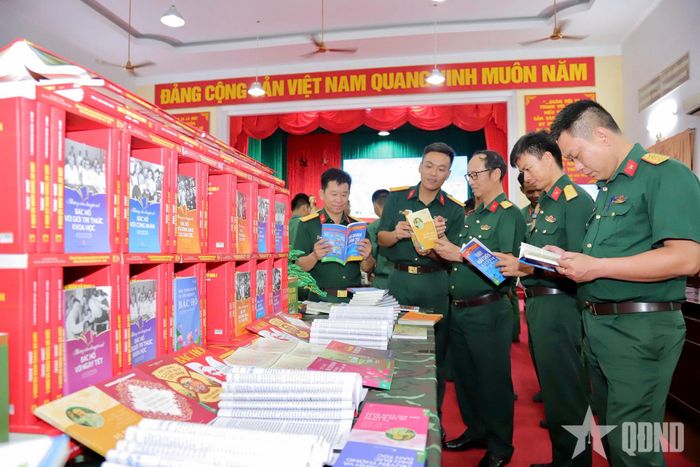 Sách về Chủ tịch Hồ Chí Minh được bố trí, trưng bày sinh động, phục vụ cán bộ, chiến sĩ nghiên cứu, học tập.