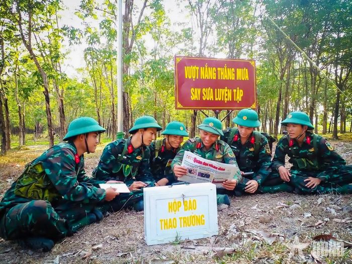 Giờ giải lao của bộ đội trên thao trường.