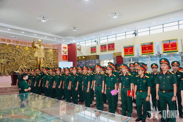 Cán bộ, chiến sĩ nghe thuyết minh về truyền thống của đơn vị.