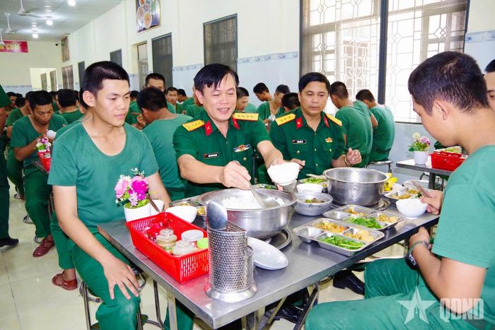 Đại tá Trần Hoàng Giang, Bí thư Đảng ủy, Chính ủy Sư đoàn 5 dùng cơm cùng chiến sĩ.