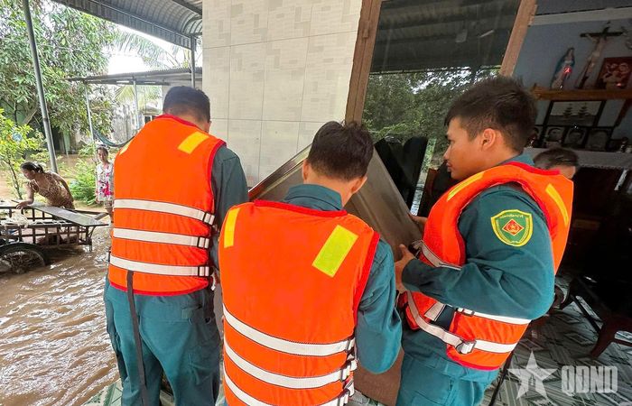 Giúp người dân di chuyển vật dụng gia đình ra vị trí an toàn. 