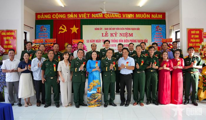 Đại biểu chụp ảnh lưu niệm cùng đơn vị nhân dịp 50 năm Ngày truyền thống.