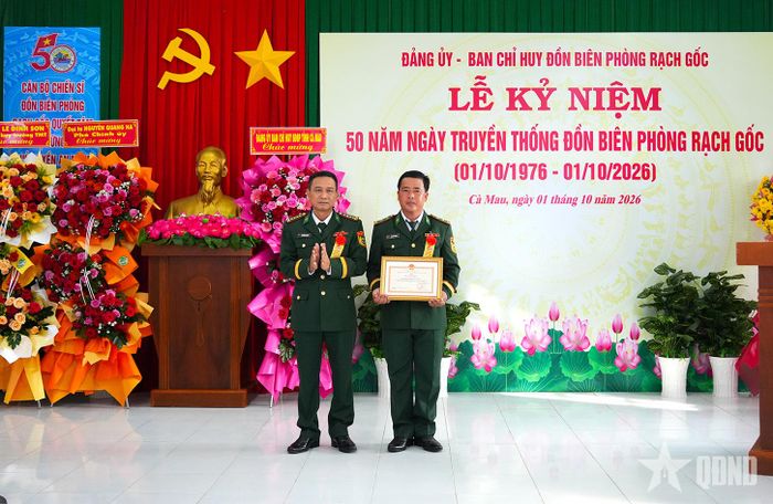 Đại tá Nguyễn Quang Hà trao Giấy khen của Ban Chỉ huy Bộ đội Biên phòng tỉnh Cà Mau tặng tập thể Đồn Biên phòng Rạch Gốc.