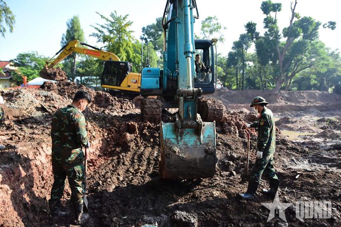  Bộ tư lệnh TP Hồ Chí Minh huy động 3 máy cuốc, 1 xe ben và 2 xe tải 3,5 tấn để đào, vận chuyển đất, bảo đảm tiến độ thực hiện nhiệm vụ. 